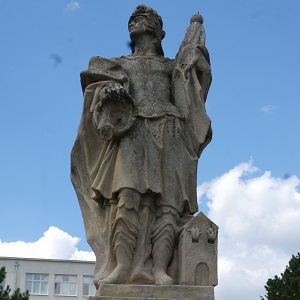 Steinbrunnen mit der Statue von St. Florian