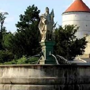 Steinbrunnen mit der Statue von St. Florian